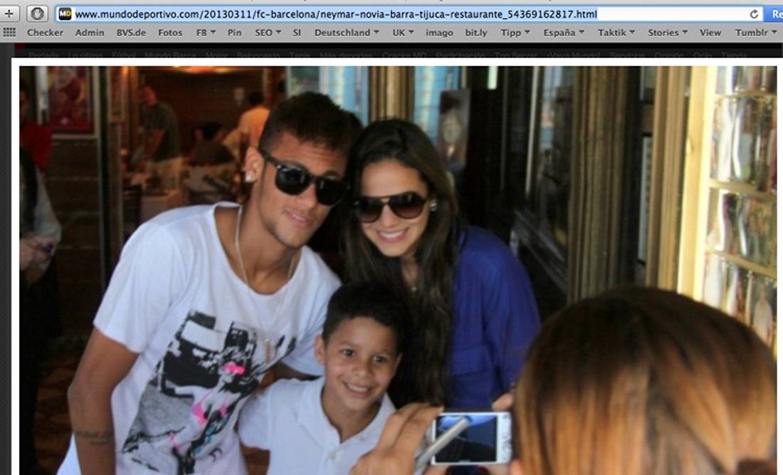 Neymar und Freundin Bruna Marquezina mit einem Fan (Quelle: [url:http://www.mundodeportivo.com/20130311/fc-barcelona/neymar-novia-barra-tijuca-restaurante_54369162817.html]Screenshot MundoDeportivo.com[/url]).