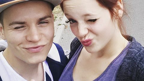Anne und ihr Verlobter Henning ganz verliebt. - Foto: Facebook/Anne Wünsche