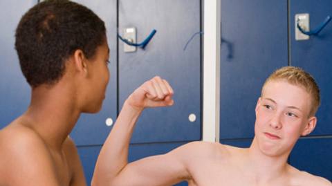 Beim Sport treffen viele Jungen abwertende Sprüche über ihren Körper von anderen Jungen!