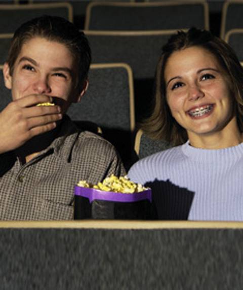 Viele Jungen und Mädchen gehen beim ersten Date gern ins Kino