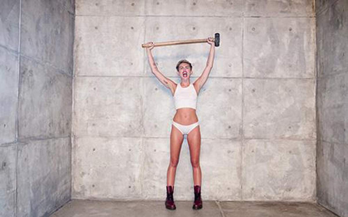 Miley Cyrus nackt im Wrecking Ball Musikvideo