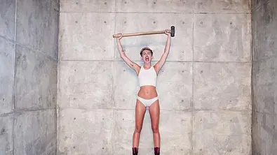 Miley Cyrus nackt im Wrecking Ball Musikvideo
