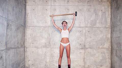 Miley Cyrus nackt im Wrecking Ball Musikvideo