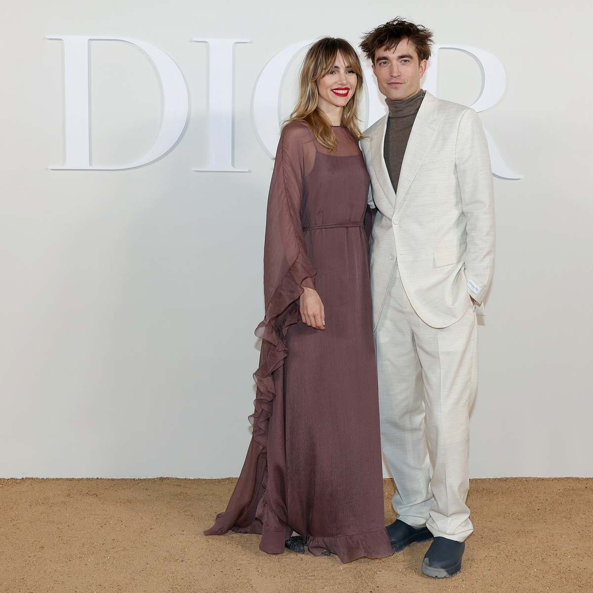 Robert Pattinson und Suki Waterhouse hatten ihr ersten gemeinsamen roten Teppich Auftritt!