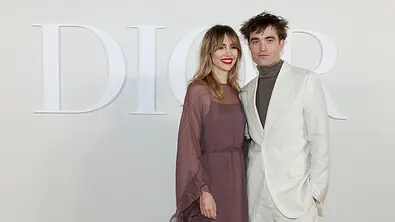 Robert Pattinson und Suki Waterhouse hatten ihr ersten gemeinsamen roten Teppich Auftritt! - Foto: Pascal Le Segretain / Staff / Getty Images