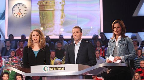 Kim Kulig, Andreas Köpke und Katrin Müller-Hohenstein bei der DFB-Pokal-Auslosung