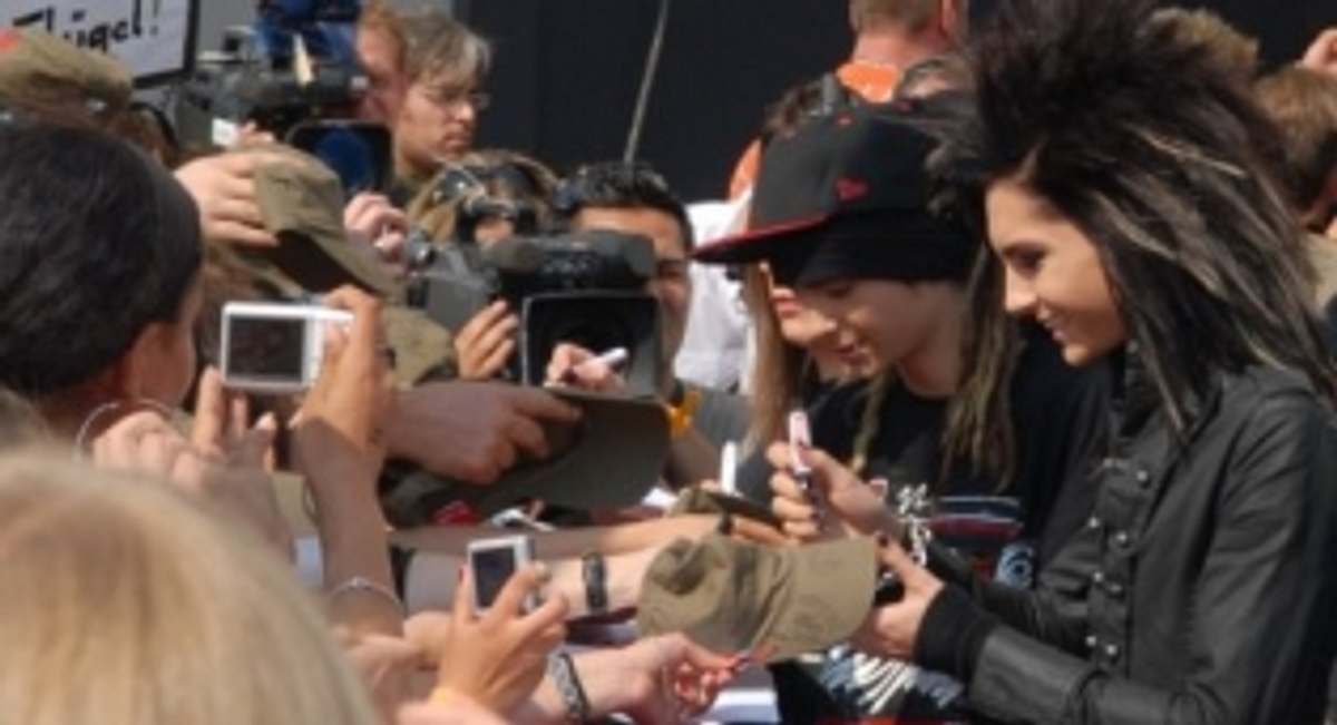 Tokio Hotel schreiben fleißig Autogramme!