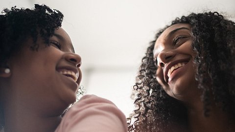 4 Zeichen, dass jemand heimlich auf dich steht! - Foto: FG Trade / iStockphoto