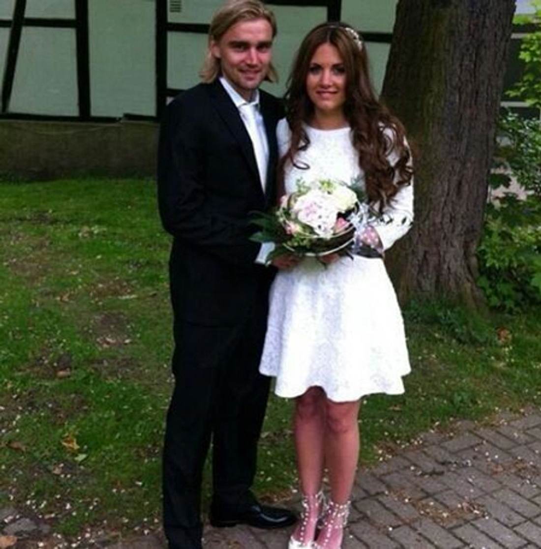 Marcel Schmelzer und seine Frau Jenny strahlen auf dem Hochzeits-Foto um die Wette.