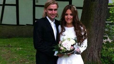 Marcel Schmelzer und seine Frau Jenny strahlen auf dem Hochzeits-Foto um die Wette.