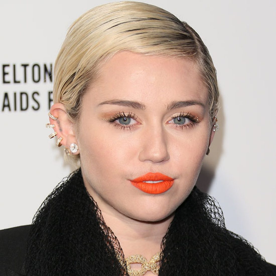 Auch Miley Cyrus war beim BeautyDoc BeautyOPs der Stars Krasse VorherNachherFotos! BRAVO