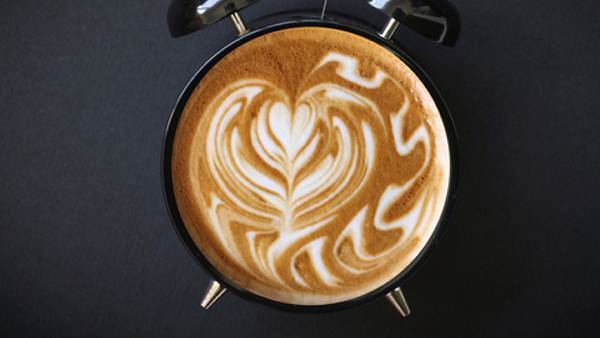 Kaffee ist nicht deins? Es gibt auch andere Muntermacher! - Foto: tolgart / istock