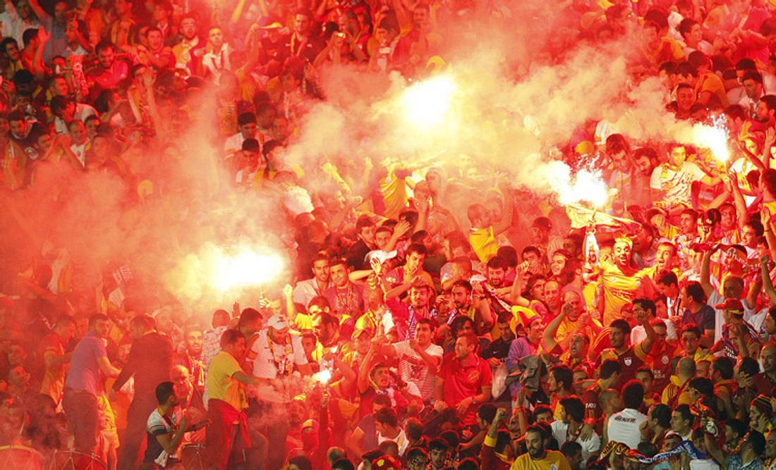 Spektakulär aber gefährlich: Das Abbrennen von Pyrotechnik wie Bengalos ist im Stadion verboten.