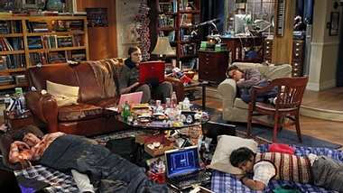 Im WG-Wohnzimmer herrscht immer wieder Chaos - Foto: Facebook/TheBigBangTheory