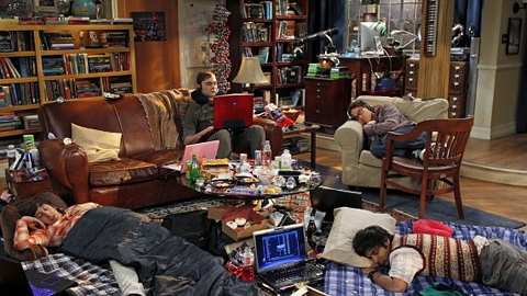 Im WG-Wohnzimmer herrscht immer wieder Chaos - Foto: Facebook/TheBigBangTheory
