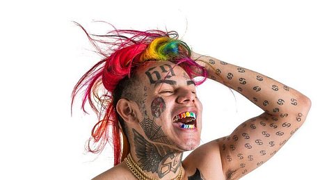 6ix9ine ist einer der erfolgreichsten Rapper doch jetzt sitzt er im Knast. - Foto: 2018 Getty Images