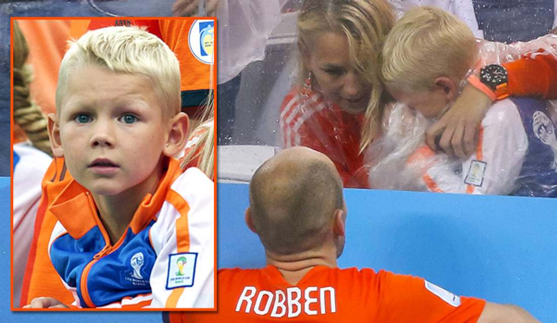 Nach dem Spiel weint der kleine Luka (5) hemmungslos in dem Arm von Mama Bernadien.