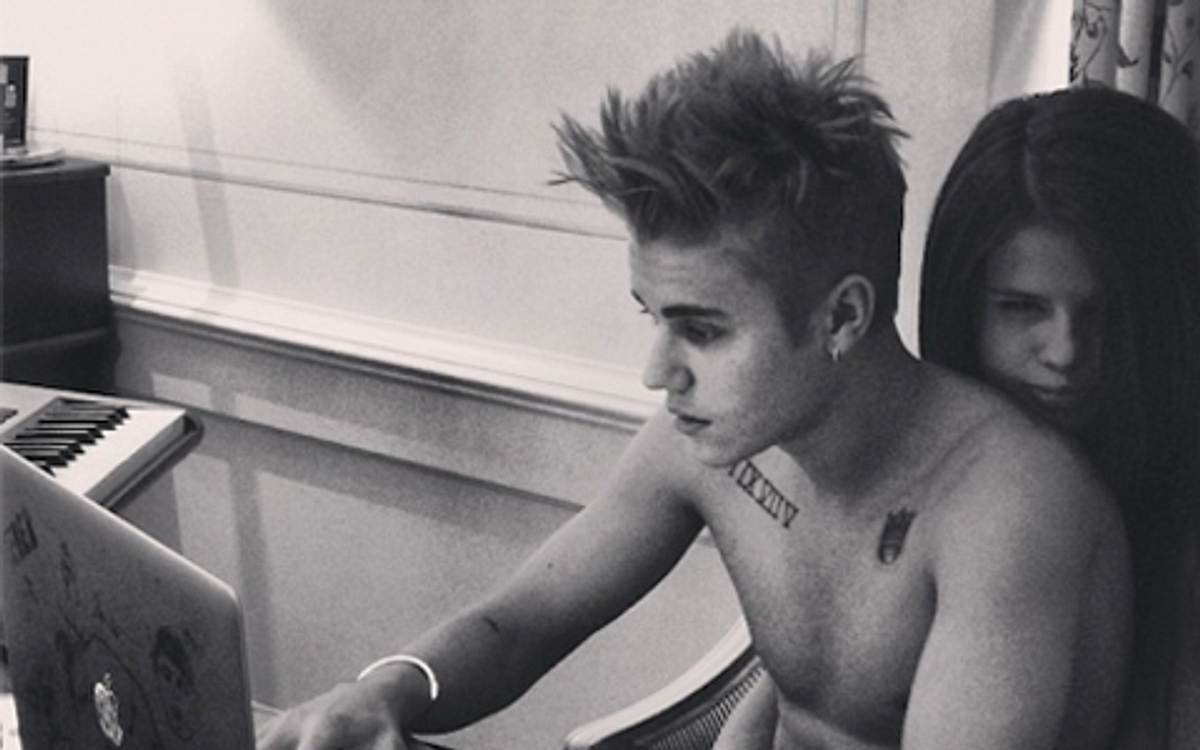 Am Wochenende postete Justin Bieber ein gemeinsames Bild mit Selena Gomez - das allerdings schon etwas älter sein müsste, da seine neuen Tattoos fehlen