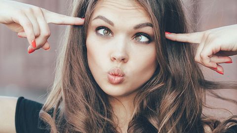 Mädchen sind Meister darin, verschiedene Dinge durch die Blume zu sagen. Das kann schon mal zu dem ein oder anderen Missverständnis führen - Willkommen in der Welt der Mädchensprache! - Foto: Shutterstock