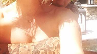 Kaley Cuoco und Ryan Sweeting beim Oben-Ohne-Sonnenbaden