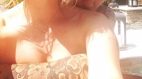 Kaley Cuoco und Ryan Sweeting beim Oben-Ohne-Sonnenbaden