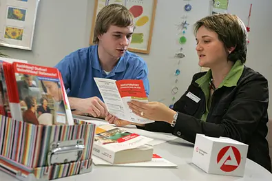 Deine Berufsberaterin hilft Dir bei der Suche nach einer Lehrstelle