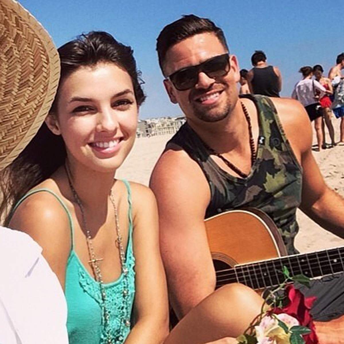 Am Strand machen Mark Salling und Freundin Denyse Tontz Musik