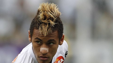 Der Brasilianer Neymar mit [seo-b]Nasenpflaster[/seo-b].