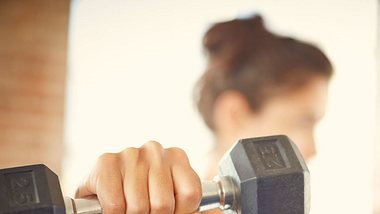 Krafttraining im Fitnessstudio ist in vielen Studios schon ab 16 Jahren erlaubt. Informier dich am besten bei deinem Gym um die Ecke ab wieviel Jahren du dort trainieren darfst! - Foto: Neustockimages