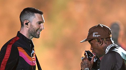 Adam Levine von Maroon 5 und Travis Scott standen gemeinsam auf der Bühne - Foto: Getty Images
