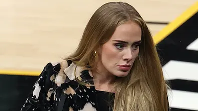 Nach einer jahrelangen Musik-Pause steht Sängerin Adele wieder auf der Bühne. - Foto: Ronald Martinez / Staff / Getty Images