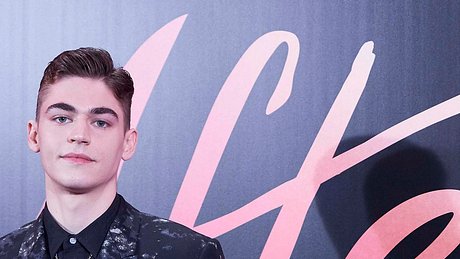 After Love: Das hält Hero Fiennes Tiffin wirklich von den Filmen! - Foto: IMAGO / agefotostock / Manuel Cedron