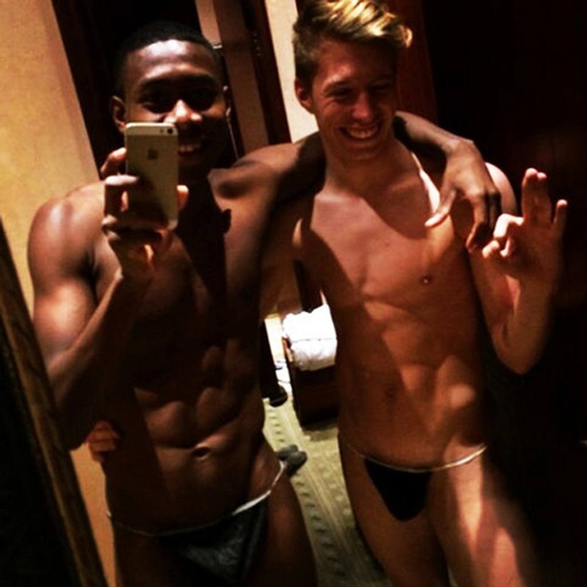 Die Bayern-Stars David Alaba (l.) und Mitchell Weiser im gewagten Tanga.