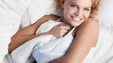 Streicheln und zärtlich sein: Das mögen Mädchen! - Foto: istockphoto