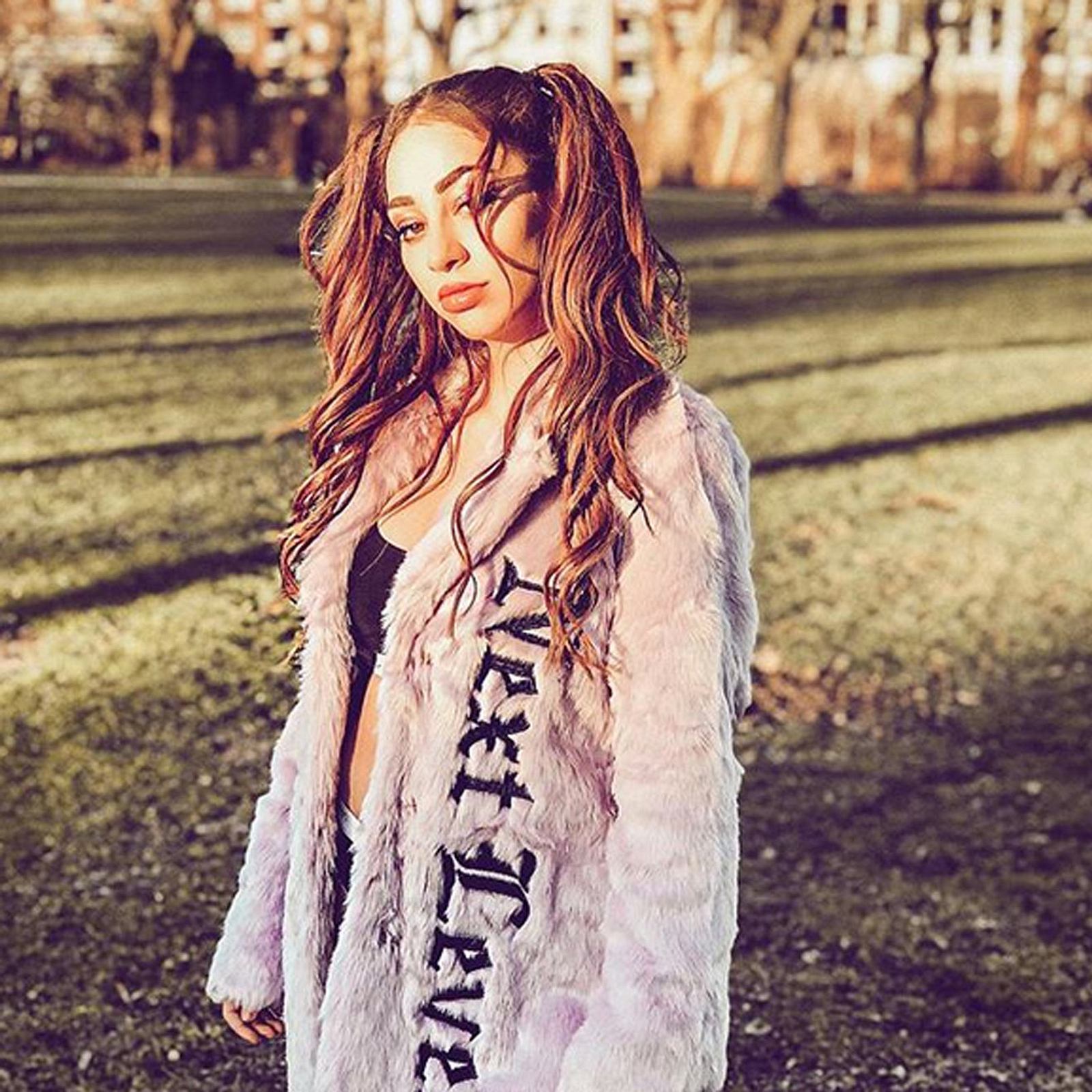 Amira West: Daily Football Tiktok Sensation - r7ymxh2