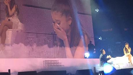 Ariana Grande weint - Foto: Twitter