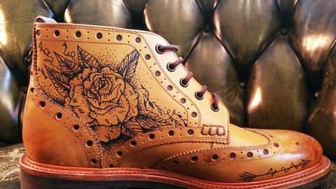 Rosen-Tattoo auf Lederschuh - Foto: Dearsirs