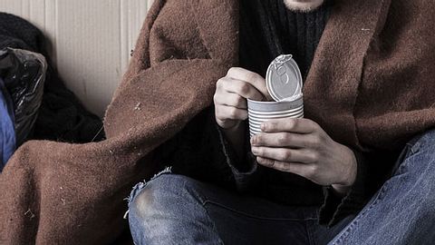 Mann wird verhaftet, weil er Obdachlosen Essen gab - Foto: iStockphoto.com