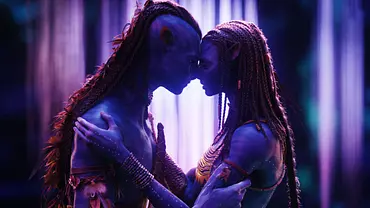 Man sieht Jake Sully und Neytiri als Navi in einem neon-lila Licht. Sie pressen ihre Nasen aneinander. - Foto: IMAGO / Capital Pictures