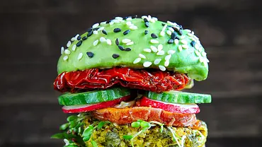 Avocado-Rezepte wie der Avocado-Burger sind healthy und lecker! - Foto: Fotolia / Adobe Stock