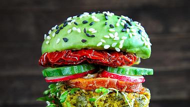 Avocado-Rezepte wie der Avocado-Burger sind healthy und lecker! - Foto: Fotolia / Adobe Stock
