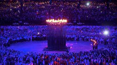 Das olympische Feuer bei der Eröffnungszeremonie in London