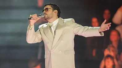 Bad Bunny Konzert Outfit: Bad Bunny auf der Bühne in einem beigefarbenen Anzug - Foto:  ddp/abaca press