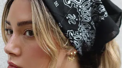 bandana tragen, bandana tuch, bandana binden, bandana kopftuch, bandana halstuch, bandana binden, bandana falten, bandana top, bandana handgelenk - Foto: Instagram @jourdansloane