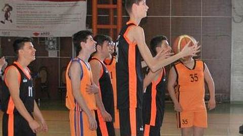 Nachwuchs-Basketballer Robert Bobroczky ist schon jetzt 2,26 Meter groß! - Foto: Twitter