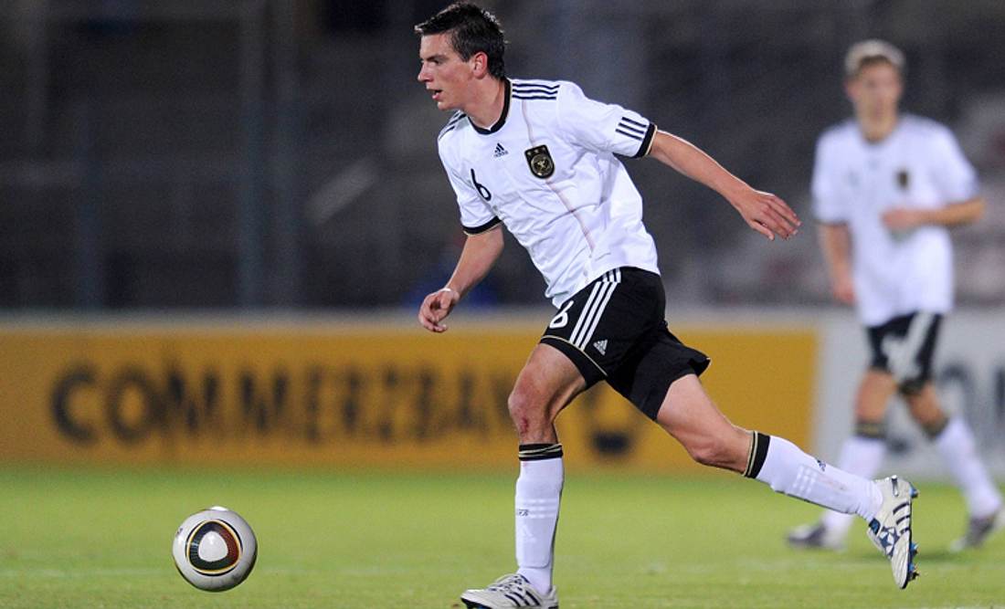 Christoph Moritz ist 23 Jahre alt. Warum er trotzdem bei der U21-EM spielen darf erklärt euch der BRAVO Sport Guru.