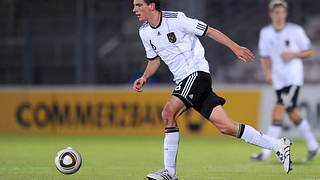 Christoph Moritz ist 23 Jahre alt. Warum er trotzdem bei der U21-EM spielen darf erklärt euch der BRAVO Sport Guru.