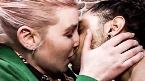 Paula kann ihre Finger nicht von Miguel lassen! - Foto: RTLZWEI / PR