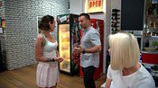 Milla und Mike stehen in der WG und scheinen eine Diskussion zu führen - Peggy sitzt in der Nähe und sieht und hört alles - Foto: RTL II