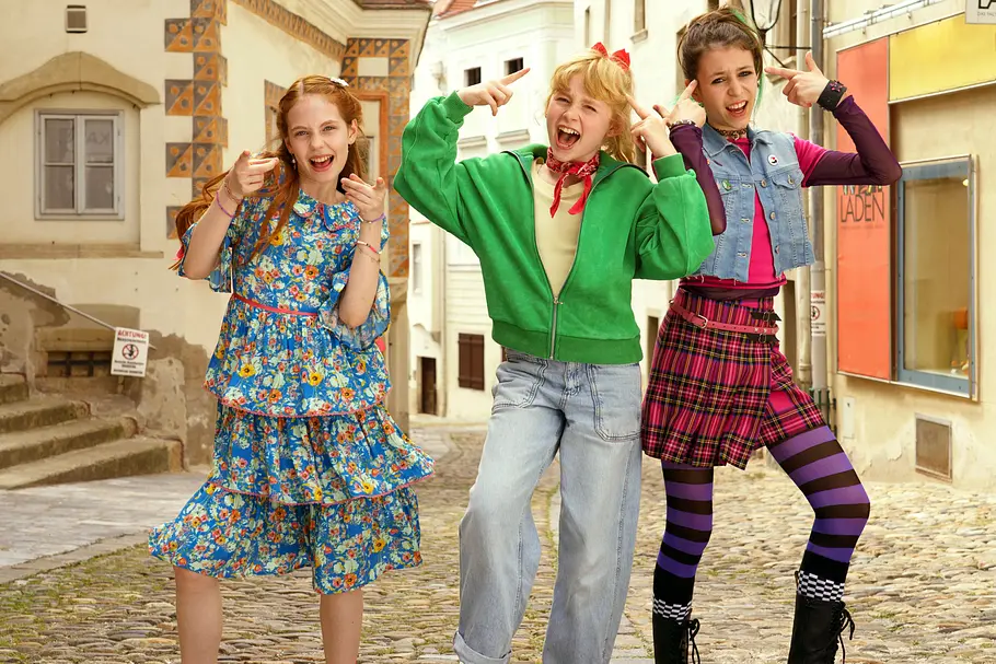 „Bibi Blocksberg – Das große Hexentreffen“-Stars verraten: Diese Gemeinsamkeiten haben sie mit ihren Charakteren! 👀 Philomena, NALA und Carla in ihren Rollen als Flauipaui, NALA und Schubia in einer lustigen Pose